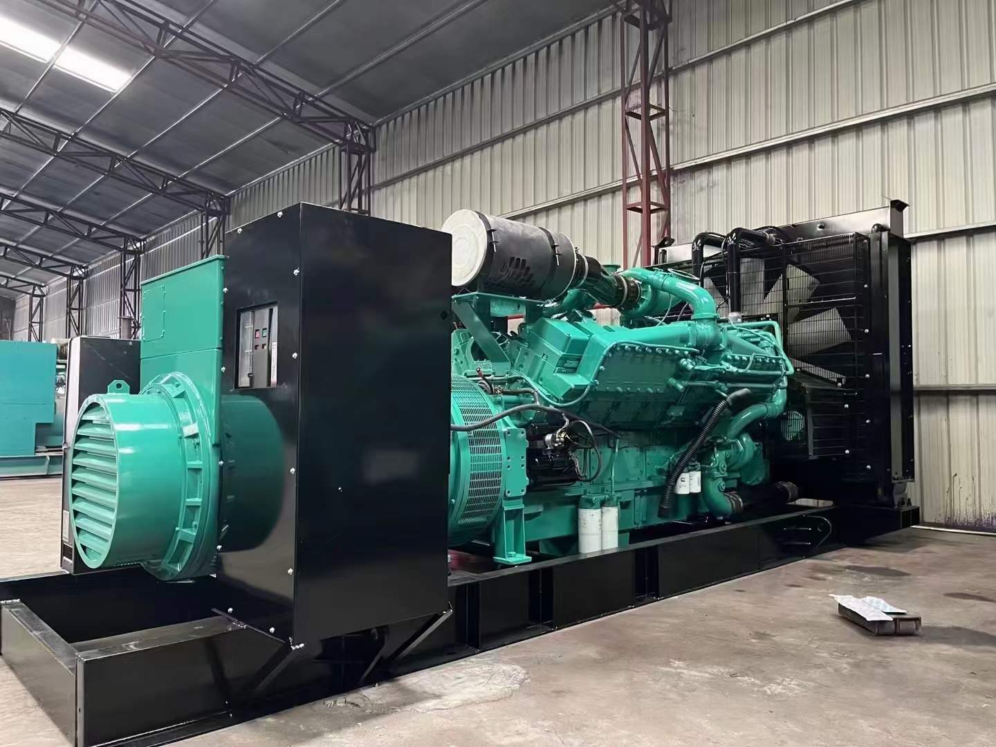 施秉如何降低 800kW 柴油发电机输出电流的波动？