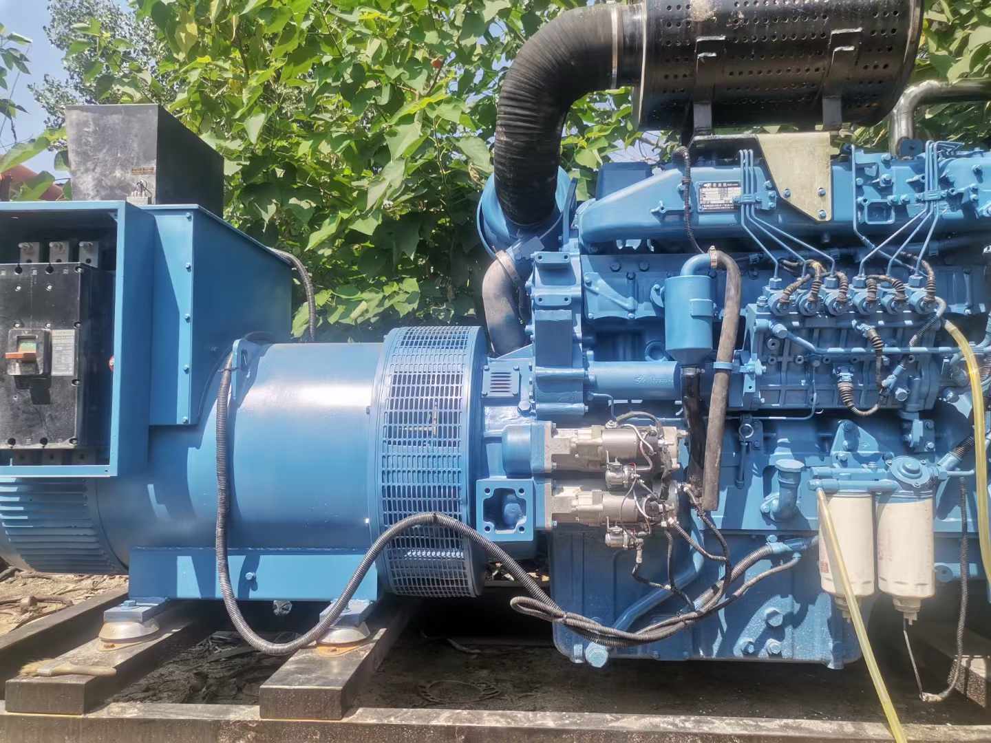 施秉详细说明降低 800kW 柴油发电机输出电流波动的方法