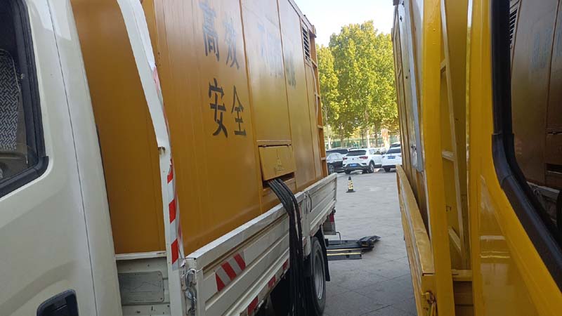 施秉如何判断柴油发电机组和UPS电源的切换时间是否符合要求？