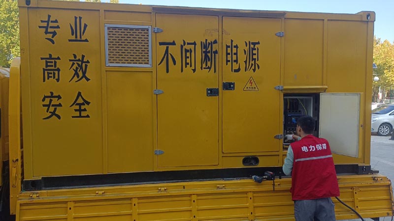 施秉柴油发电机组和UPS电源配合使用时，如何避免切换过程中的电力中断？